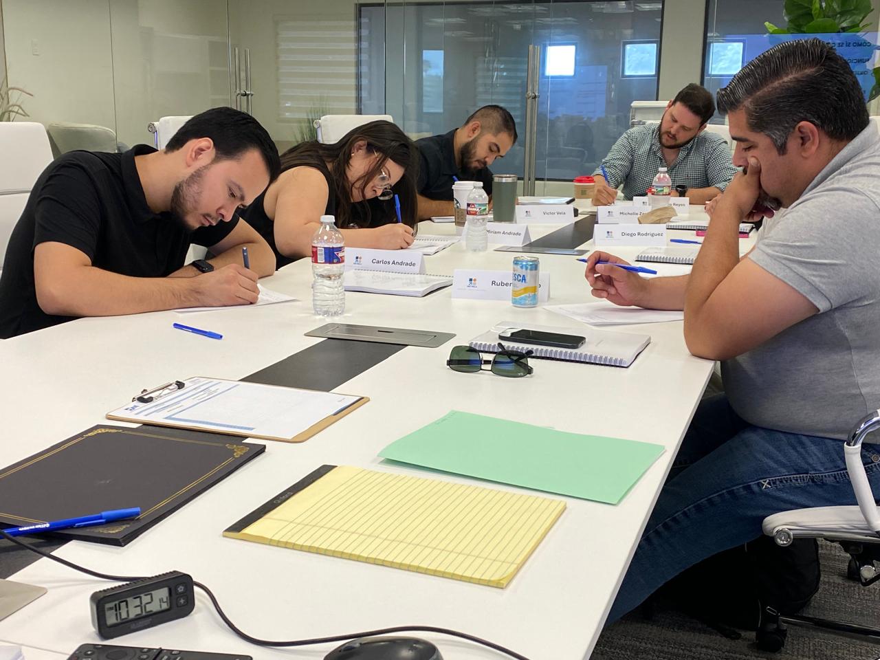 Taller participantes escribiendo