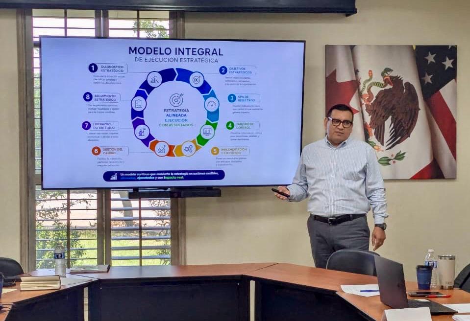 Consultor presentando frente a pantalla con modelo integral
